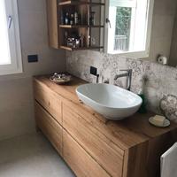 bagno con specchio e pensile in rovere rustico