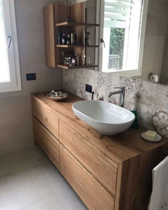 bagno con specchio e pensile in rovere rustico