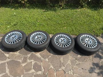 Cerchi in lega 15 con gomme estive Fiat
