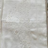 Lenzuolo matrimoniale ricamato a mano