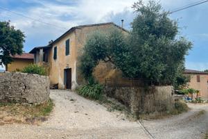 Casa con magazzino, posto auto e resede