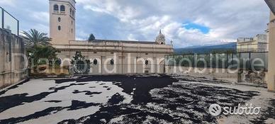 Due appartamenti con piano ammezzato a fiumefreddo
