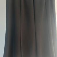 Gonna nera  e blusa in tinta