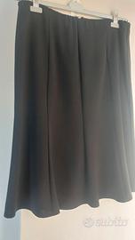 Gonna nera  e blusa in tinta