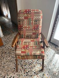 Poltrona colorata imbottita con braccioli in legno