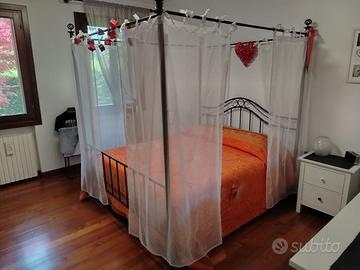 Letto a baldacchino con tendine