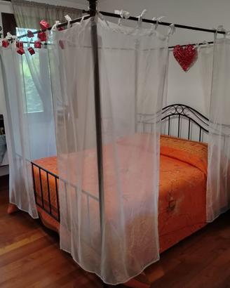 Letto a baldacchino con tendine