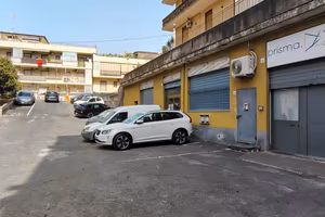 Deposito ampio parcheggio pressi V.le M. Rapisardi