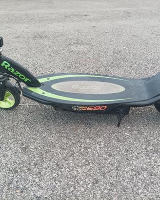 Monopattino elettrico Razor E90