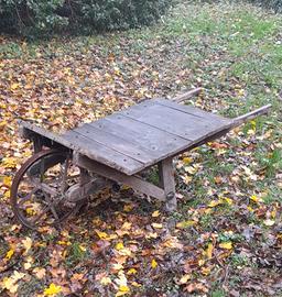 Carriola antica con ruota in ferro