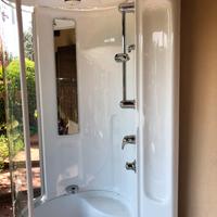 Vasca idromassaggio con box doccia