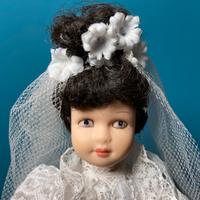 Bambola in porcellana con abito da sposa