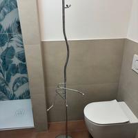 Piantana porta accappatoi e asciugamani