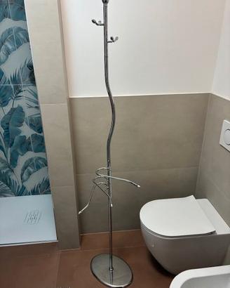 Piantana porta accappatoi e asciugamani