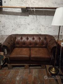 Divano tipo "Chesterfield"