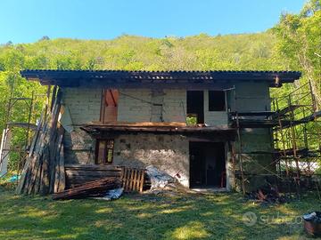 Rustico in costruzione e 10+ ettari di terreno