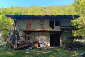Rustico in costruzione e 10+ ettari di terreno