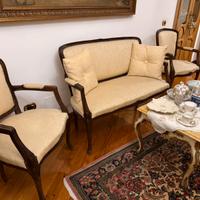 Poltroncine e divanetto più tavolino