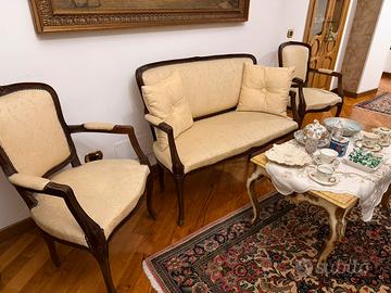 Poltroncine e divanetto più tavolino