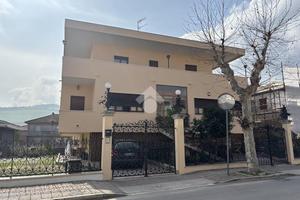 CASA SEMINDIPENDENTE A PINETO