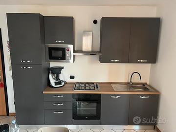 Cucina completa di elettrodomestici