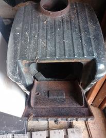 Stufa a legna o carbone vintage.