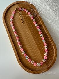 Nuova collana di perline con fiori