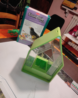 Casetta per uccelli da giardino più mangime