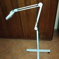 Lampada con lente d'ingrandimento
