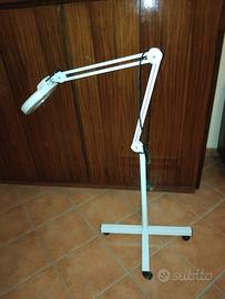 Lampada con lente d'ingrandimento