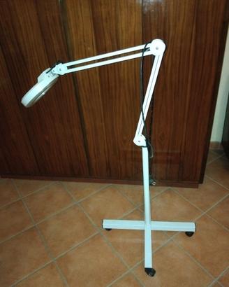 Lampada con lente d'ingrandimento