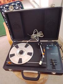 vecchio giradischi di epoca vintage a valigetta 