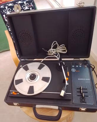 vecchio giradischi di epoca vintage a valigetta 