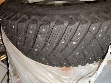 Cerchi in lega Volvo XC60 con pneumatici chiodati