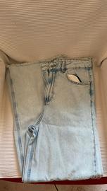 Jeans azzurro chiaro a palazzo e a vita alta