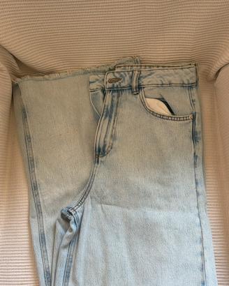 Jeans azzurro chiaro a palazzo e a vita alta
