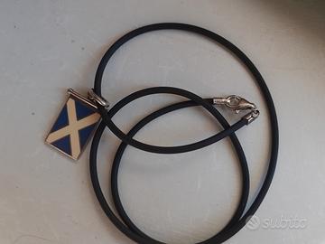 argento e smalto M bandiera 