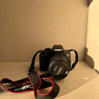 Canon EOS 750D con obiettivo 18-55 e accessori