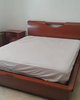 Camera da letto in legno color ciliegio