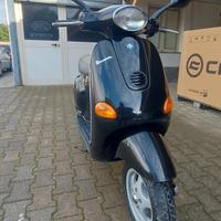Piaggio Vespa 50 ET2 2011--KM: 11.409