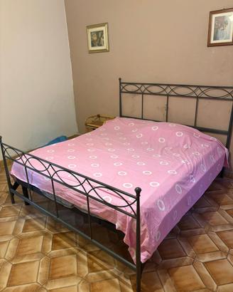 Letto matrimoniale in ferro con rete