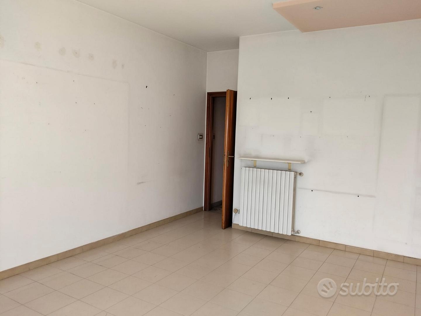 Ampio appartamento in buone condizioni: - Vista 2