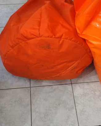 Pouf poltrona arancione 