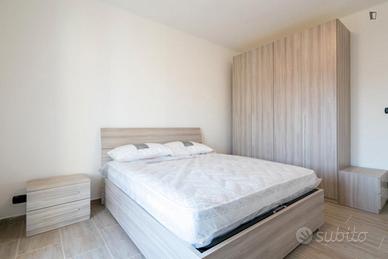 Stanza arredata come da foto