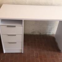 Scrivania bianca con cassettiera