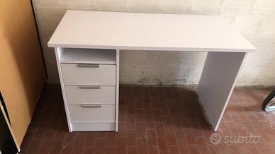 Scrivania bianca con cassettiera