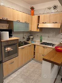 Cucina + tavolo + sedie