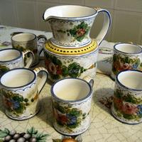 Brocca e tazze in ceramica dipinti a mano