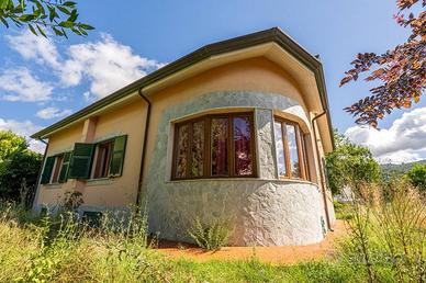 Villa di 150 m² con 4 locali a Follo