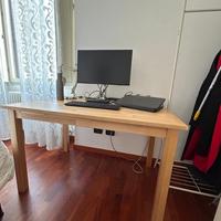 Scrivania in legno chiaro